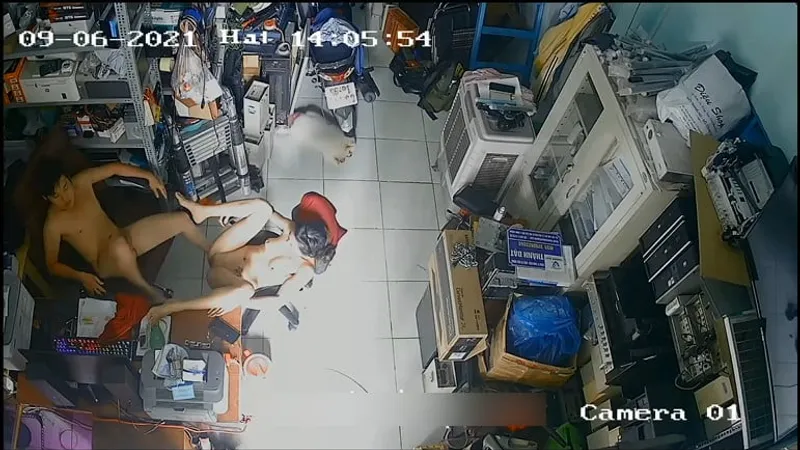 Vợ anh xã ngoại tình trong của hàng máy tính